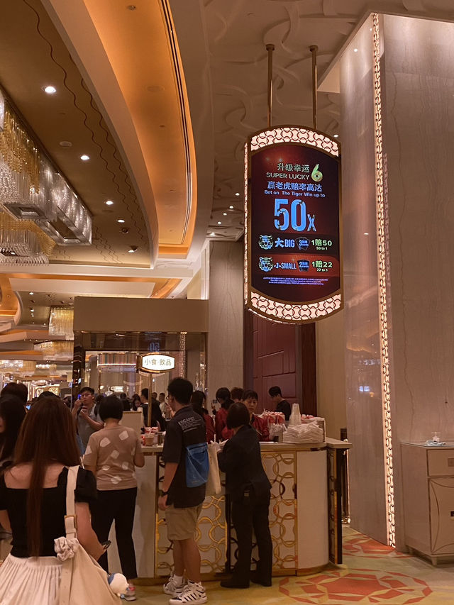 Surprise in MGM Macau 🦁🇲🇴 Free food & drink!