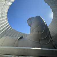 모아이 석상과 큰 불상이 있는 Sapporo 성지 두대불전‘Hill of the Buda’
