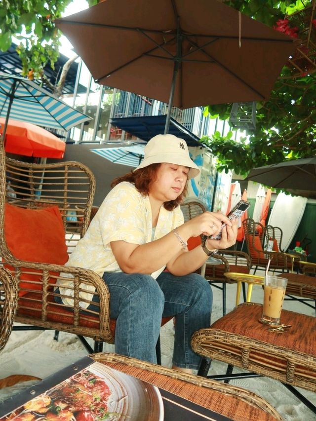 Manga & Hubba : คาเฟ่ริมทะเลบางเสร่