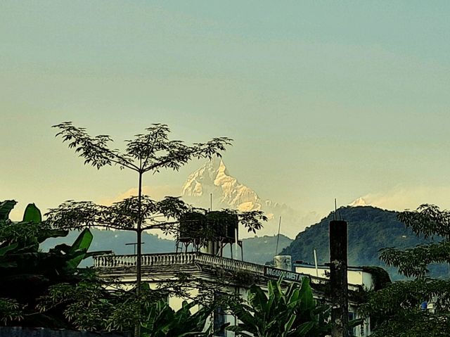 「博卡拉費瓦湖畔街道雪山🏔️魚尾峰美景，見到就會好運降臨」