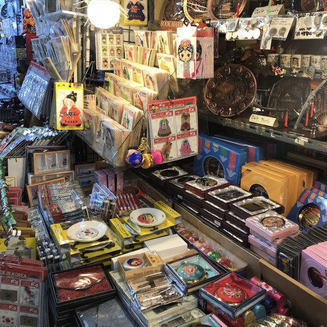 Discover the Heart of Seoul: Shopping at Namdaemun Market 🇰🇷