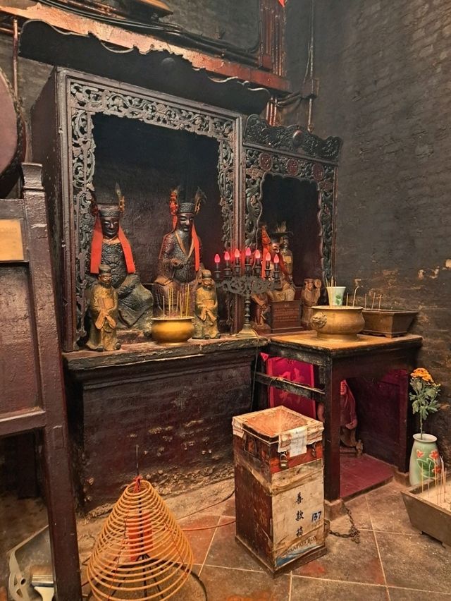 【文武廟:香港】渦巻き型の線香が吊るされている美しい寺院✨