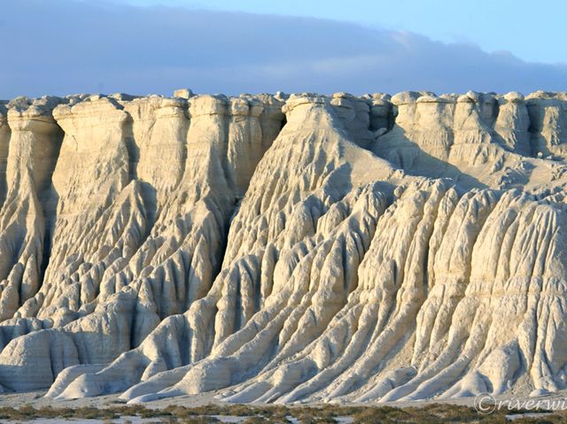【カザフスタン】白亜の大地！恐竜時代の地層が眠るウスチュルト台地