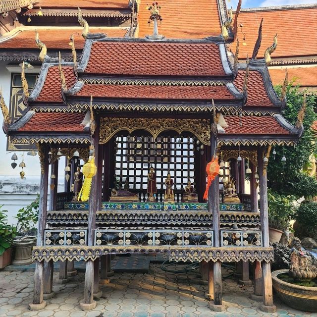 คนเกิดปีจอ สักการะพระธาตุ ที่วัดเกตการาม