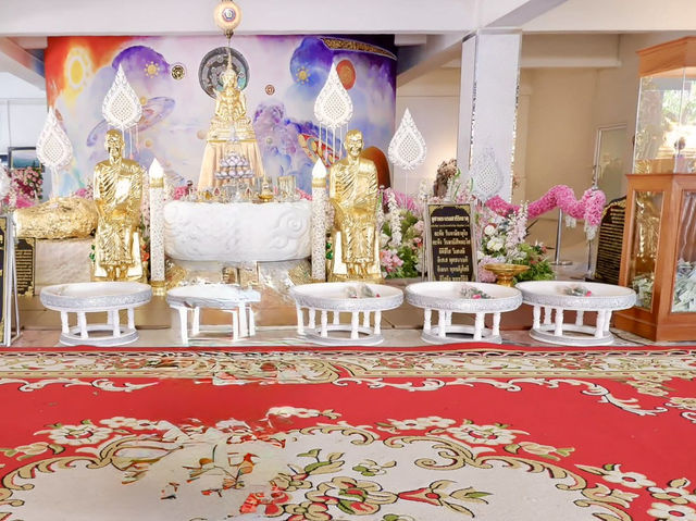 อุโบสถพระพุทธเจ้าองค์ใหญ่ 5 องค์ อยู่ในวัดนี้
