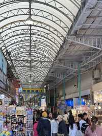 🌺 沖縄の魅力が詰まったストリート：国際通り 🛍️