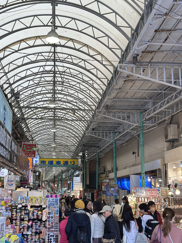 🌺 沖縄の魅力が詰まったストリート：国際通り 🛍️