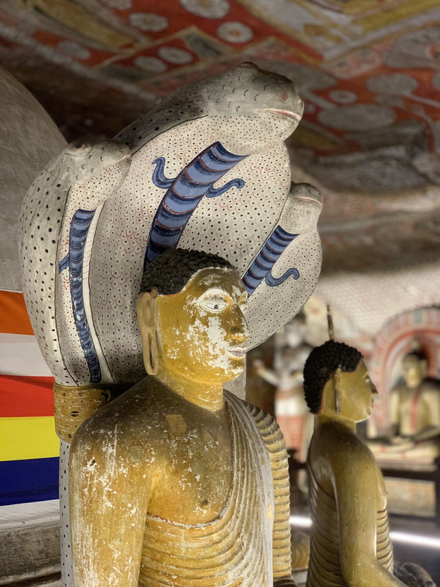 🇱🇰 Hour hike to a temple cave complex❓😍