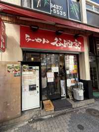 行列の出来る人気店 本格家系ラーメン 谷瀬家 【東京・新橋】