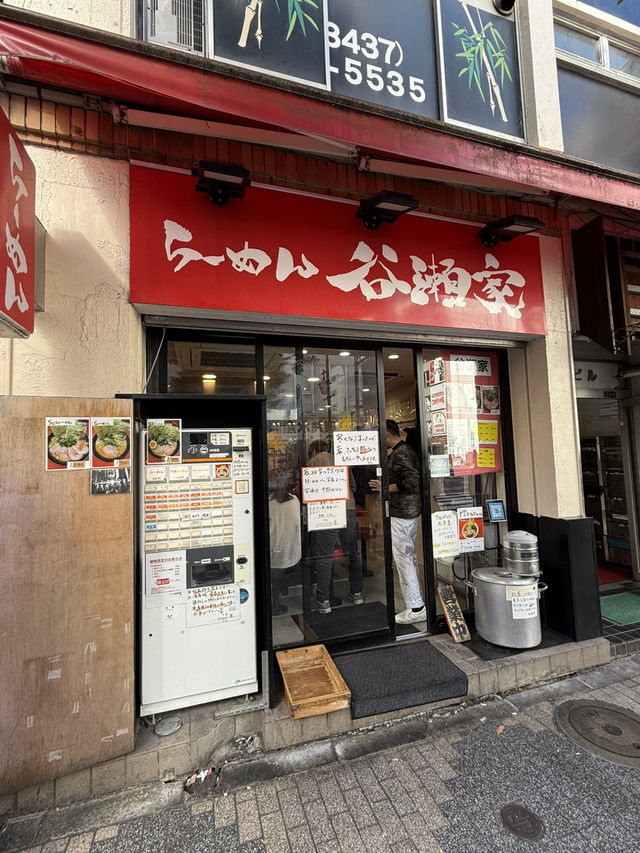 行列の出来る人気店 本格家系ラーメン 谷瀬家 【東京・新橋】