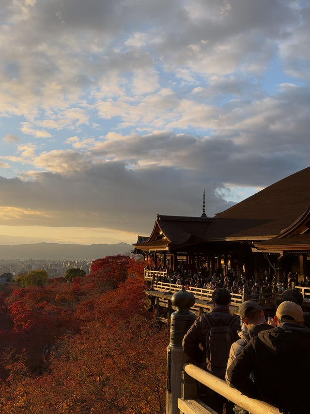 Sunset at Kiyomizudera: A Dreamy Autumn Experience in Kyoto