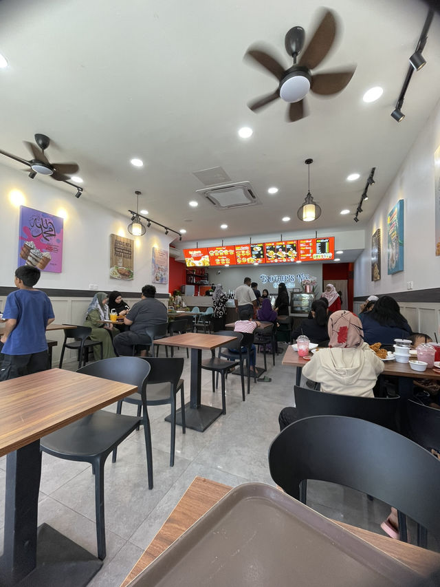 Popular spot for fried chicken lovers in Jeli