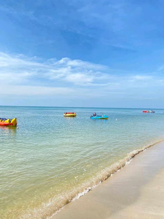 พักผ่อนชิล ๆ ริมทะเลที่หาดบางแสน 🌊