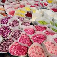ปากคลองตลาด: ดอกไม้บานกลางกรุง 