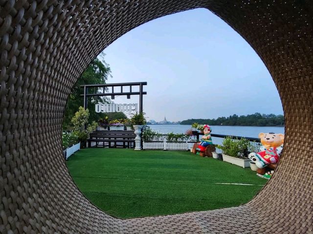ทานอาหาร ริมน้ำบางปะกง ฟังดนตรีสด ชมวิวพระอุโบสถ