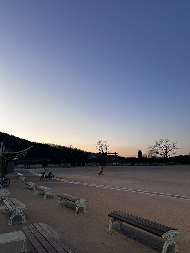 화성행궁의 웅잠함을 배경으로 다양한 문화행사가 펼쳐지는 화성행궁 광장🇰🇷