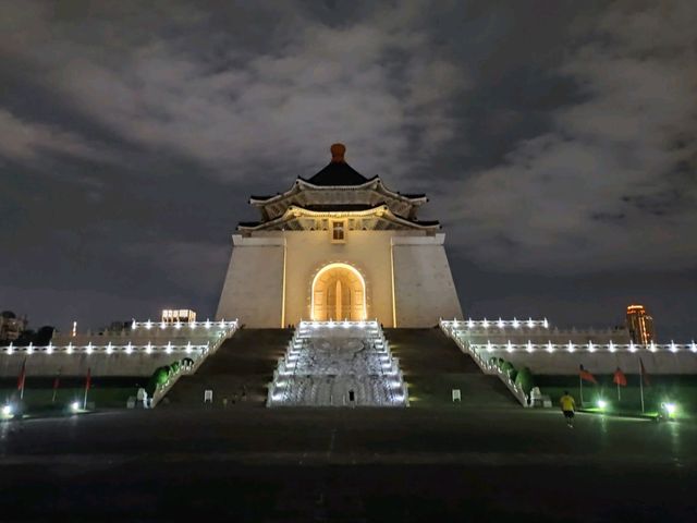 Chiang Kai-Shek Memorial Hall ในยามค่ำคืน