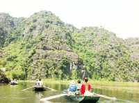 ล่องเรือกลางหุบเขา สัมผัสเสน่ห์ธรรมชาติที่ Tam Coc