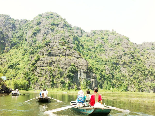 ล่องเรือกลางหุบเขา สัมผัสเสน่ห์ธรรมชาติที่ Tam Coc