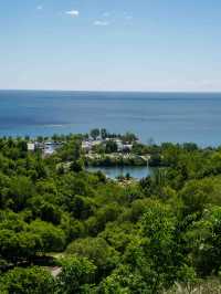 Scarborough Bluffs Park：絶景の崖と青い湖が広がる秘境 🌿🏞️