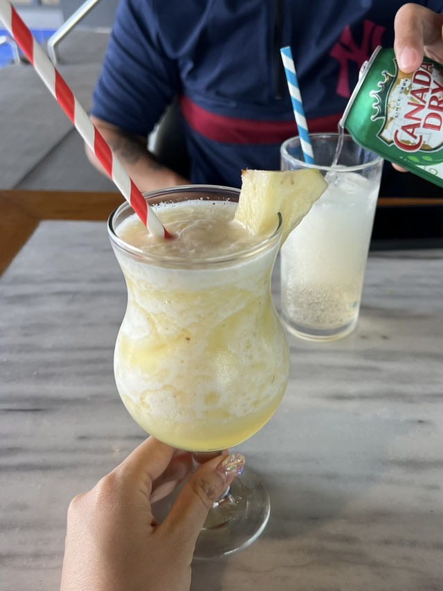 Relaxing at Okura Manila’s Pool Bar🍹