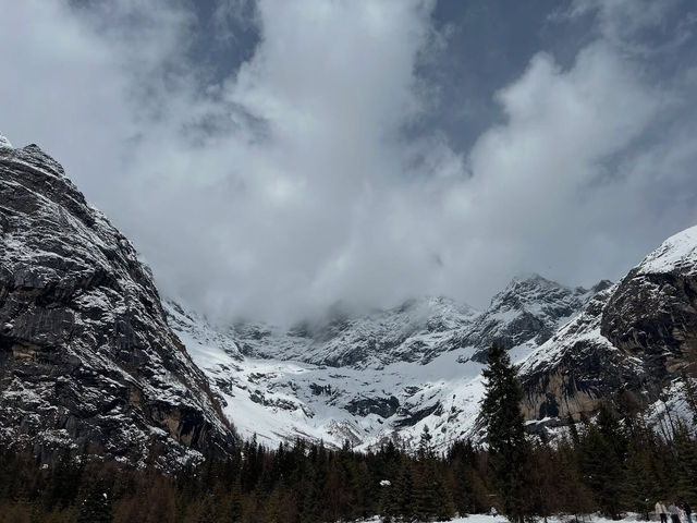 Mount Siguniang's Snowy Splendor