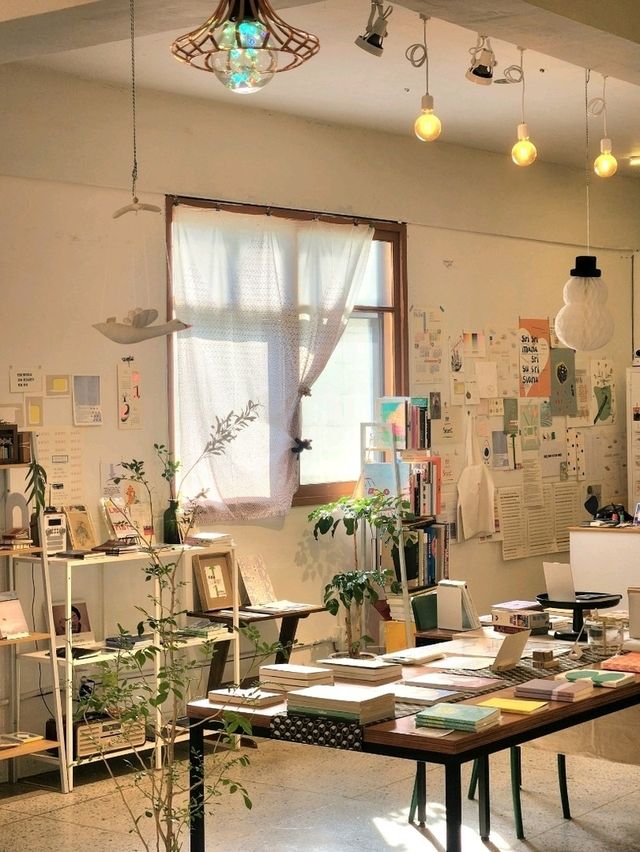 소장하고 싶은 책과 소품들로 가득한 독립서점, 책방공공📚