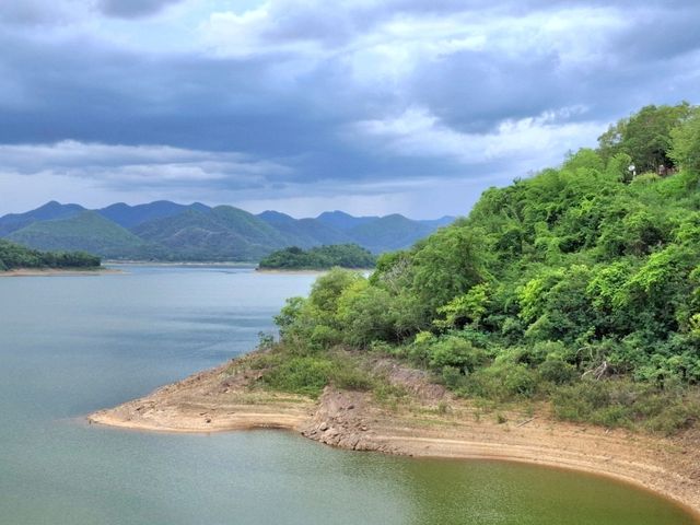 มุมถ่ายภาพสวยๆ ที่จุดชมวิวสันเขื่อนแก่งกระจาน 