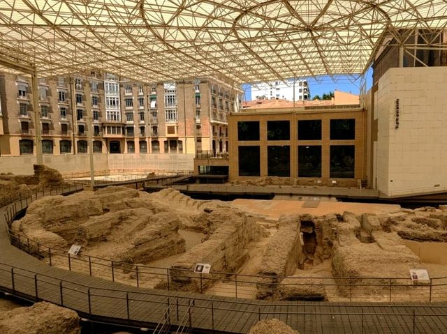 如果只是想看羅馬劇場遺跡，可以從旁邊咖啡館的巷子內看到