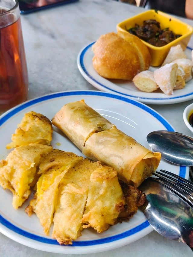 Discover Traffic Light Coffee Shop – Yong Peng’s Beloved Local Eatery