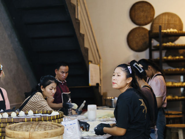 曼谷|古籠包 曼谷人氣排隊店｜遠遠就聞到包子的香味！
