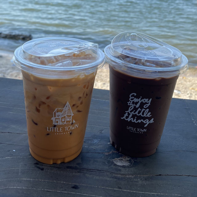 Little Town คาเฟ่ ศรีราชา – มุมพักผ่อนสไตล์อบอุ่น