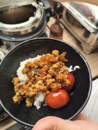  台北｜西門町420元火鍋套餐吃到爽 蔬菜自助滷肉飯雞蛋無限供應連假人潮也要排爆