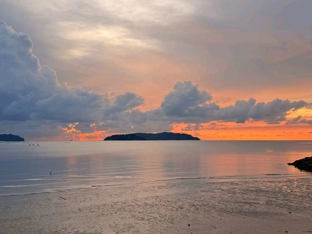 Tanjung Aru Beach: Sabah’s Golden Hour Paradise