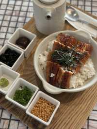 More style than substance at pricey cafe