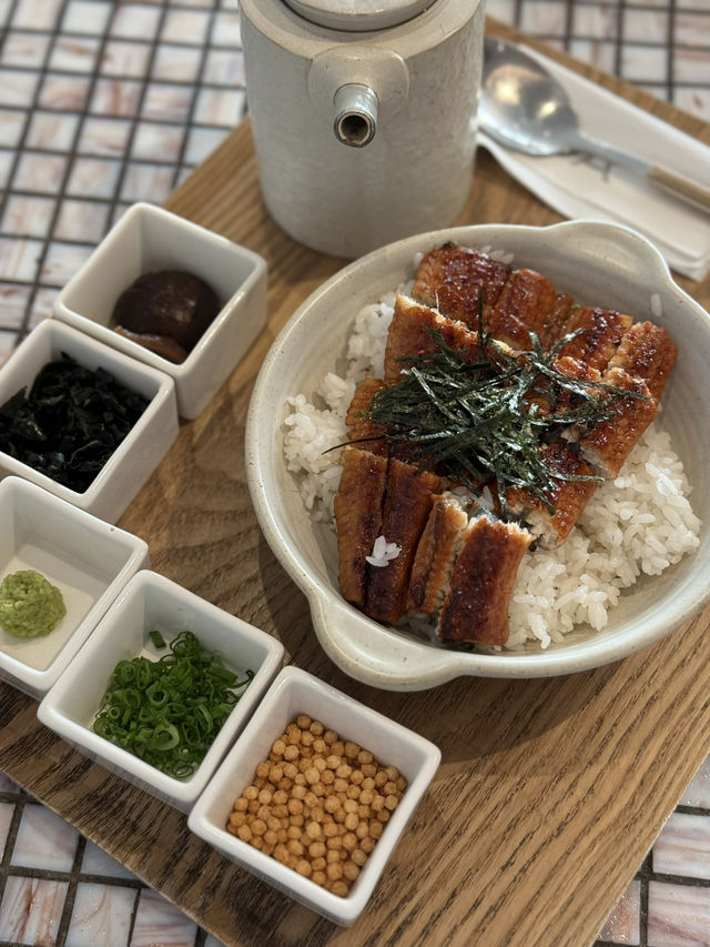 More style than substance at pricey cafe