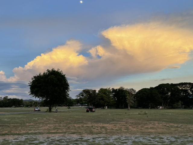 ลานกว้างพักผ่อนหลังตึกการกีฬา กาญจนบุรี 🌳🚶‍♀️