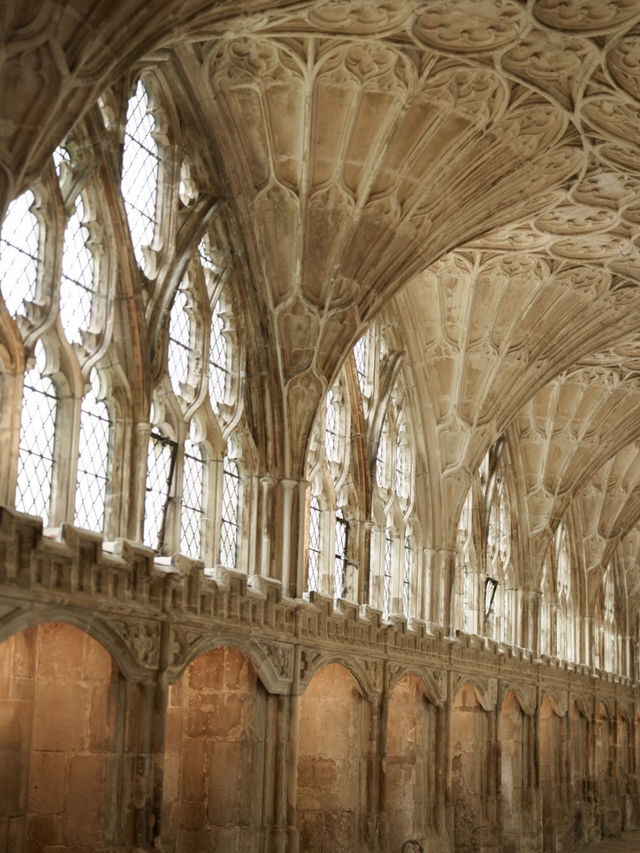 🎻【イギリス・グロスター大聖堂】中世ゴシック建築の宝庫。ハリー・ポッターの世界に迷い込む静謐の時間