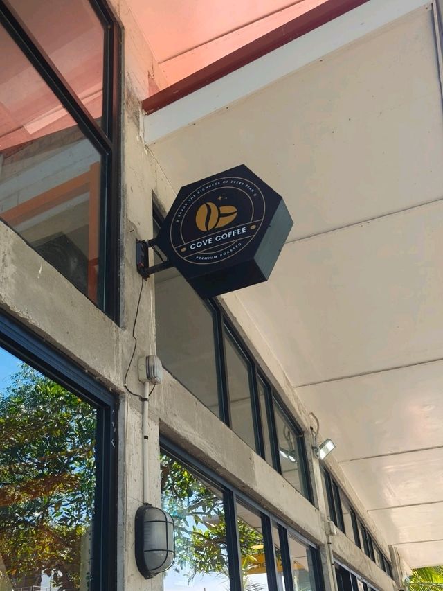 Sunshine & Sparkling Soda – A Café by the Sea