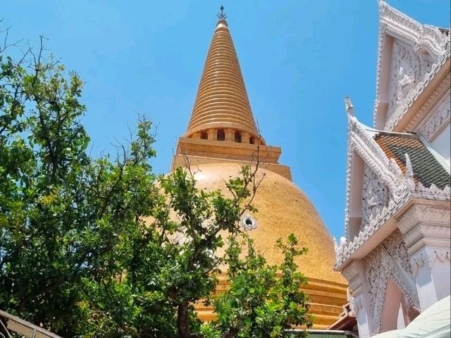 黄金に輝く仏教の象徴！プラパトムチェディの荘厳な美しさ