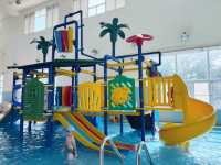 夏天玩水囉💦室內泳池100元～竟然還有溜滑梯！小孩6歲以下免費