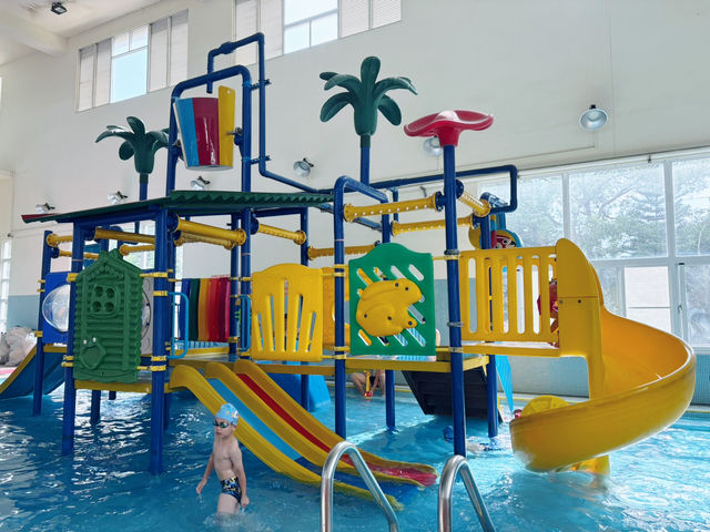 夏天玩水囉💦室內泳池100元～竟然還有溜滑梯！小孩6歲以下免費