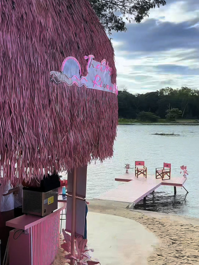 The Sky River Club บีชบาร์สีชมพูสุดคิวท์ริมน้ำกาญ