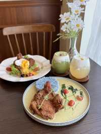 Three-Storey Vintage Charm Just Minutes from the Checkpoint