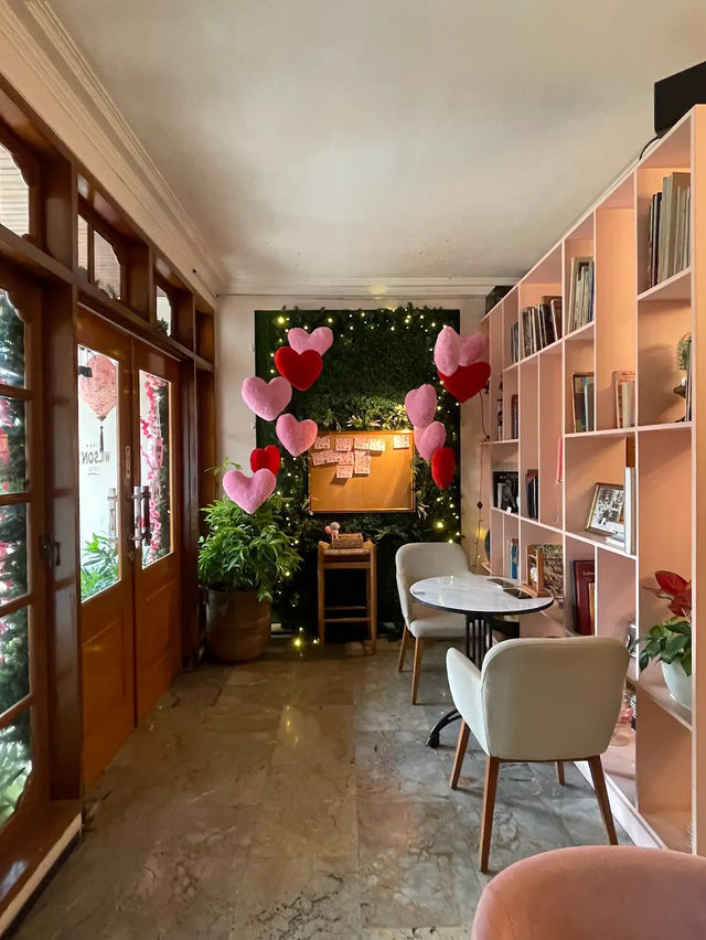 Jakarta’s Secret Garden Café with Retro Soul