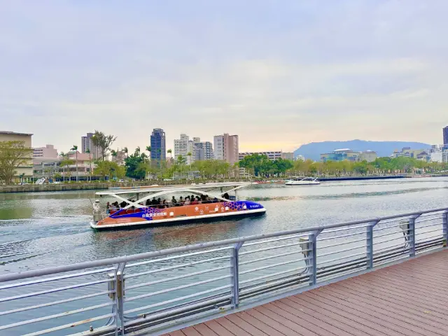 台灣高雄旅遊推薦行程：愛河遊船