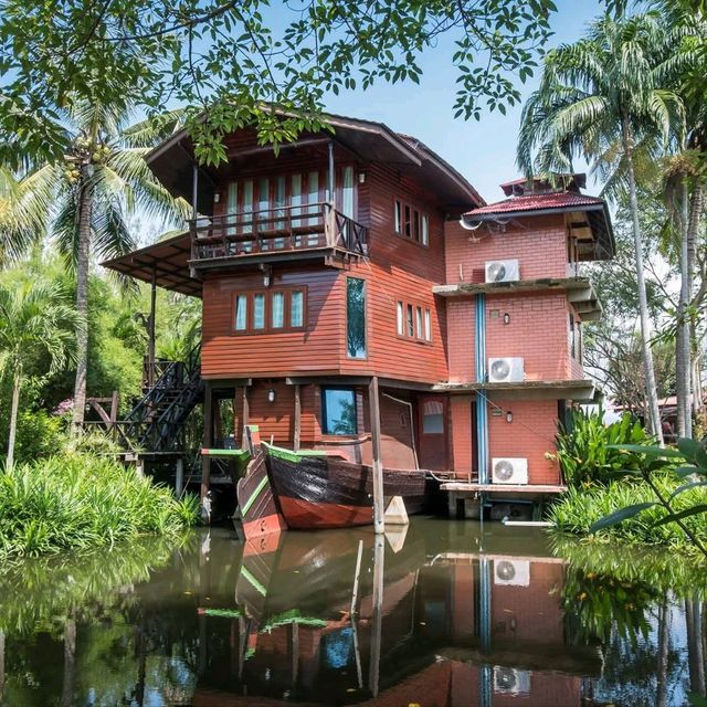 Boathouse Paradise Resort