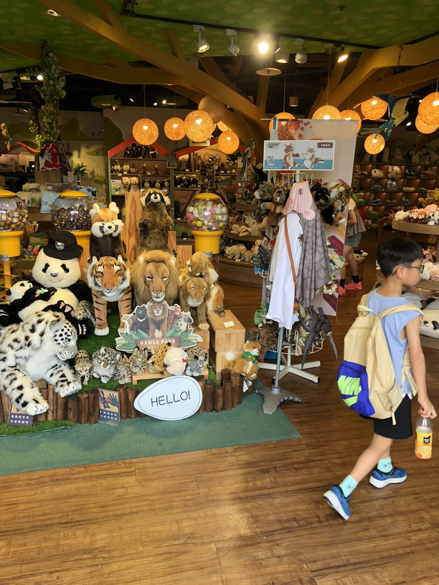 樂園中的精品店很多特別可愛的公仔🐯🦁🐻🐮