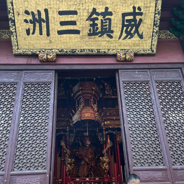🕊️ Tranquility Amidst the Peaks — A Visit to 灵隐寺 (Lingyin Temple)