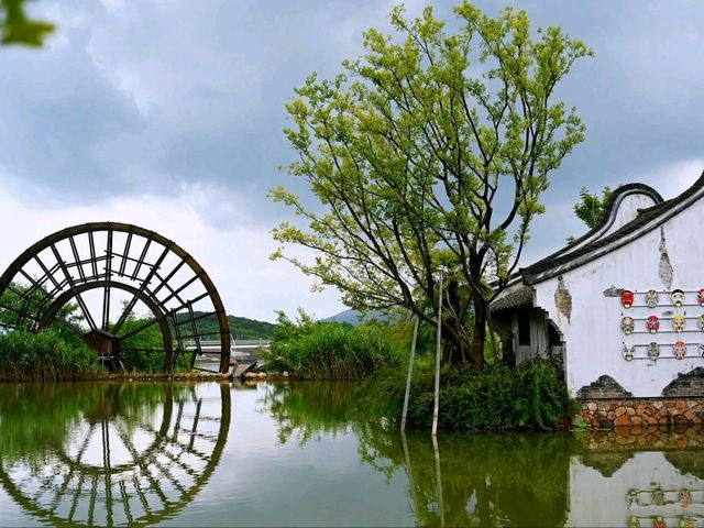 “Yixing Lake: The Serene Mirror of Taihu’s Edge”